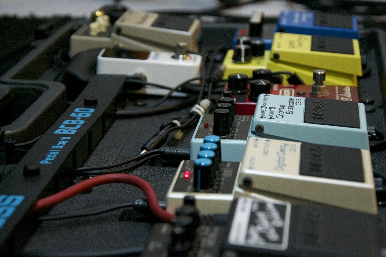 Guía para principiantes: cinco pedales de guitarra que debes tener sí o sí