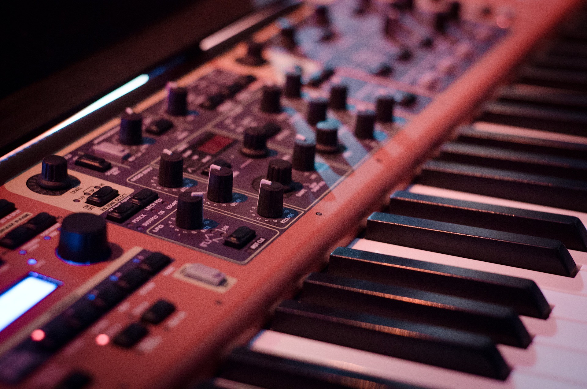 ¿Qué diferencias hay entre un sintetizador y un controlador MIDI?